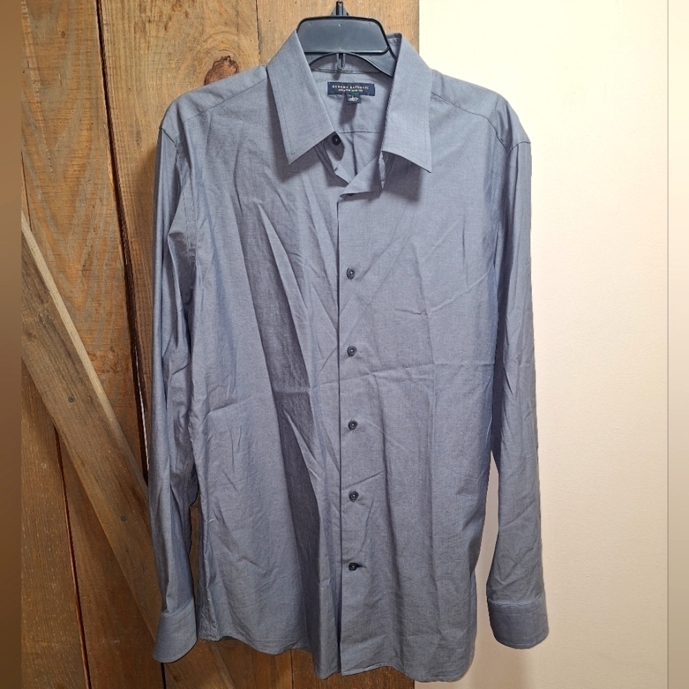 A Banana Republic men's long sleeve button-down shirt in a size large. EUC